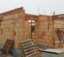 Le rdc est presque terminé. L'étage se monte la semaine prochaine. Trop hâte de voir la maçonnerie terminée.