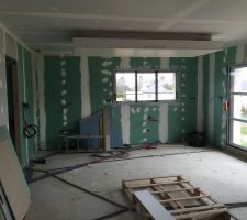 Faux plafond au dessus du futur ilot central. (Vue du séjour)
