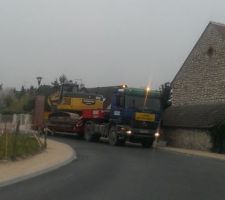 Chargement de la pelle sur le porte char.