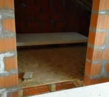 Pose d'un plancher au dessus de la chambre du RDC afin de créer un placard