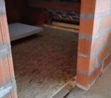 Pose d'un plancher au dessus de la chambre du RDC afin de créer un placard