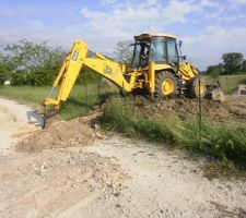 Préparation d'une tranchée pour le raccordement égout et compteur d'eau.
