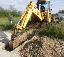 Préparation d'une tranchée pour le raccordement égout et compteur d'eau.