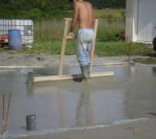 Dalle en cours de lissage