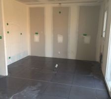 Carrelage de la cuisine posé.