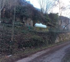 Un bon coup de d&eacute;broussaillage plus tard... La verrue blanche est en attentante d'une solution camouflage ne g&ecirc;nant pas l'approvisionnement.