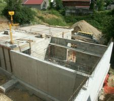 Cave et nx-1 en banché pour limiter les déformations une fois remblayé.