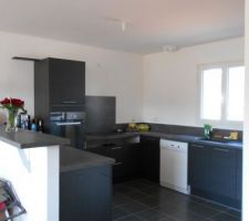 Manque un tirroir...il arrivera plus tard...
manque la hotte mais on l'a, suffit "juste" de l'installer