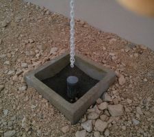 Le regard de récupération des eaux qui descendront grâce à la chaine, d'un peu plus prêt