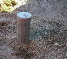 Le tuyau récupérant les eaux devant notre porte d'entrée