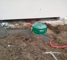 La terre monte autour de la pompe de relevage avec son capuchon
