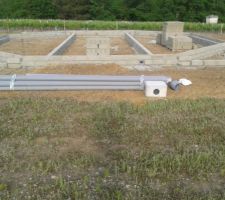 Le 2 juin le chantier s'ouvre enfin et jusqu'ici tout va bien!
La maison est un carré que nous découpons en Hexagone par 4 terasses