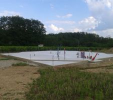 Le 2 juin le chantier s'ouvre enfin et jusqu'ici tout va bien!
La maison est un carré que nous découpons en Hexagone par 4 terrasses.
La dalle est coulée rapidement.