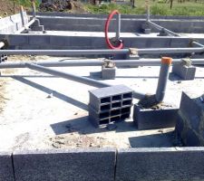 Vide sanitaire encore sur deux rangs de parpaings et les tuyaux d'&eacute;vacuation