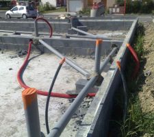 Vide sanitaire encore sur deux rangs de parpaings et les tuyaux d'&eacute;vacuation