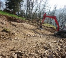 Le trou de la maison est commencé...mais il reste de quoi faire...