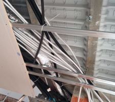 Il y a un peu d eplace sous le plafond... pour passer du bazar de cablages et gaines