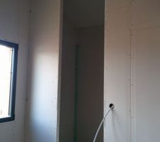 La porte du dressing (j'arrive pas a la faire rentrer en entier dans le cadre)