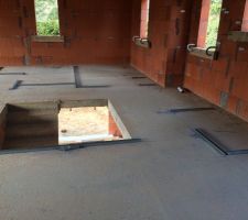 Les rails des cloisons int&eacute;rieurs sont positionn&eacute;s au sol!