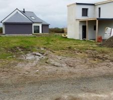 Partie droite du terrain, la maison voisine est en mitoyennet&eacute; avec la bordure du terrain.. son tas de terre est sur notre futur terrain (si la banque dit oui!)