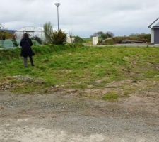 Partie gauche du terrain... talus avec arbustes locaux obligatoire, plant&eacute; par la mairie et possibilit&eacute; de r&eacute;duire sa largeur. &ccedil;a fera des arbustes en moins &agrave; planter!