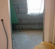 Salle de bain étage avec porte à galandage