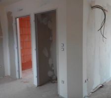 Salon : vue sur cuisine (&agrave; gauche) et local chauffe-eau