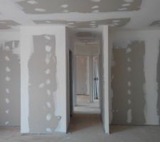 Salon (vue sur couloir vers chambres)
