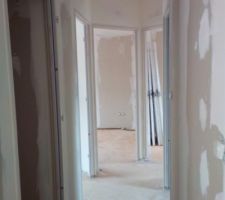 Couloir (vue sur chambres)
