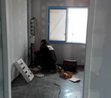 L'électricien en pleine action