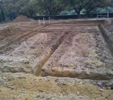 Creuse des fouille par un paysan local.
pas d'étude de sol car j'ai préférer mettre l'argent dand le béton, donc profondeur 1 mètre et 0.50 de largeur.