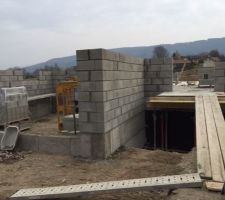 Murs du rdc façade nord-vue de l'entrée à droite et garage à gauche