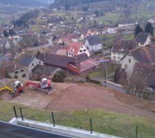 Après 5 jours de travail, le terrain est prêt à accueillir la maison (à gauche). Le concassé 0/60 a été posé sur le chemin d'accès ainsi que sur le parking.