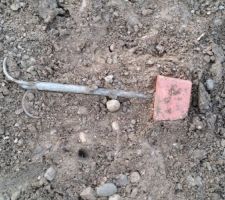 Borne déterrée. Endommagée par le passage des camions lors de la destruction du vide sanitaire.
Il a fallu y aller à la fourche et pelle pour la retrouver. Pas le choix car notre voisin devrait pas tarder à commencer sa construction.