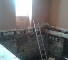 On a enlev&eacute; le plancher en bois c&ocirc;t&eacute; du futur salon. Vue a&eacute;rienne sur la cave