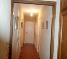 Couloir, 
A droite :
1er porte notre chambre
2eme porte placard
3eme porte chambre

Au fond WC

A gauche 
1er porte escalier qui mène au ss sol
2eme SDB
3eme Chambre