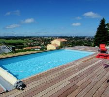 Piscine tradi 8X4, banquette d'angle, profondeur 1.20 à 1.60.
Deux ans après la réception, on a aucun regret sur le choix du pisciniste (c'était pas gagné avec les contraintes techniques de pente, la terre rapportée, l'accès compliqué, etc.) que ce soit pour le chantier ou le SAV sans faille.