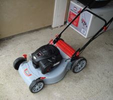 Tondeuse à gazon neuve pour la pelouse