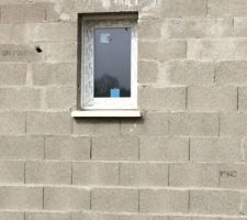 Les portes et les fenêtres sont posées.