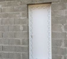 Les portes et les fenêtres sont posées.