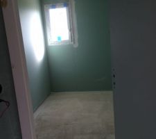 Les cloisons sont presque terminées.Salle de bains.