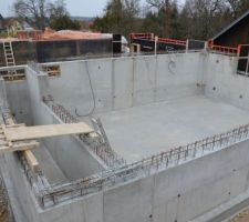 Sous-sol garage et cuve à eau pour récolter l'eau de pluie