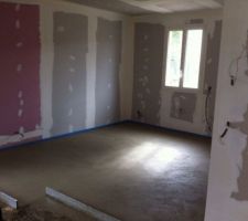 Les cloisons seront bient&ocirc;t fini 
Il reste deux ou trois jours de finition 
En m&ecirc;me temps la chape est mise en ?uvre