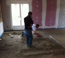 Les ouvriers en train de poser la Chape dans le salon