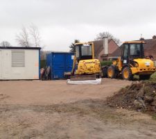 Le terrain est en mode chantier pour la voie publique , ils vont commencer les voieries et se sont installé sur la parcelle !