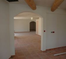 SALON/SEJOUR.
POUTRES décoratives pour la cuisine.