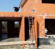 Dalle garage et entrée terminée après passage de la lissarde à béton