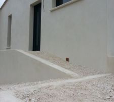 Face avant de la maison avec pente d'accès.