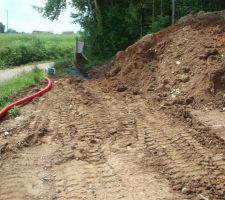 Terrain nivelé, et tranché de l'eau rebouchée