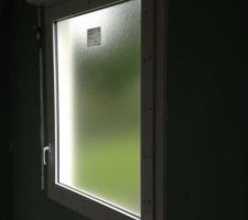 Fenêtre opacifiée d'une des salle de bain